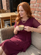 Eira™ | Elegante Midi Jurk met Gelaagde Zoom & Transparante Mouwen